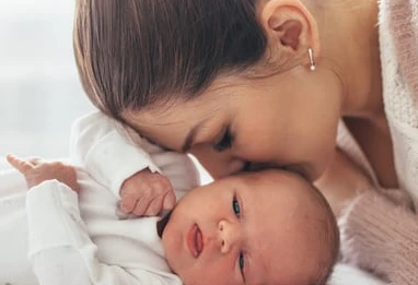 L’odeur des bébés agirait comme une drogue sur les mères