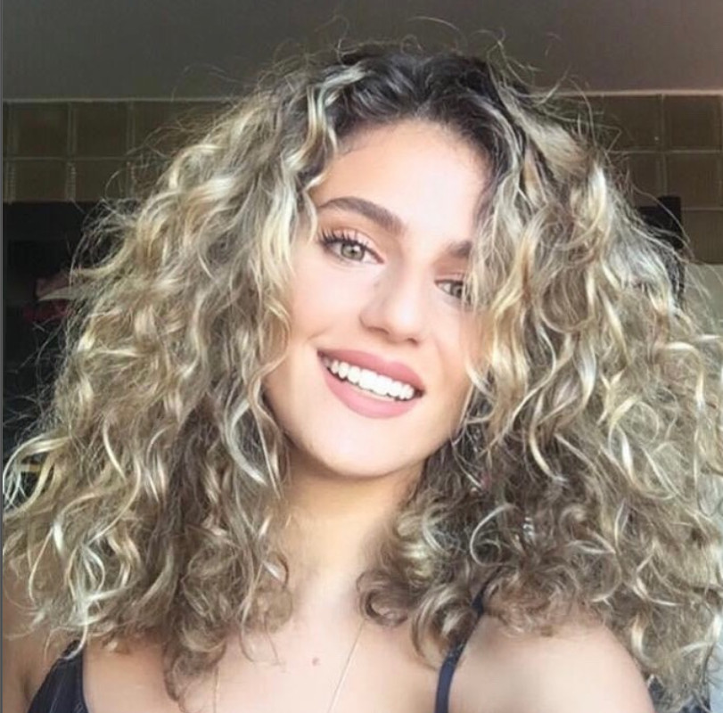 celia-halilou-boucles-naturelles-tee-shirt-cheveux-blonds