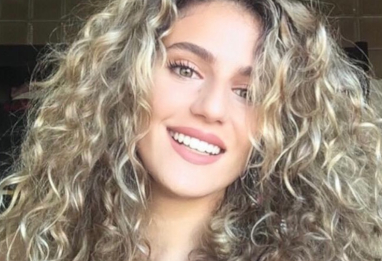 Célia Halilou : son astuce simple et naturelle pour des boucles parfaites avec un vieux tee-shirt