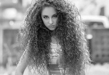 cheveux-boucles-et-si-on-apprenait-enfin-a-les-dompter-avec-amour