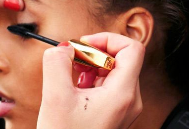 Comment appliquer son mascara comme une pro ? Les secrets d’un regard XXL