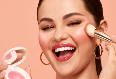 Pourquoi le blush est devenu le geste chic ultime du maquillage moderne