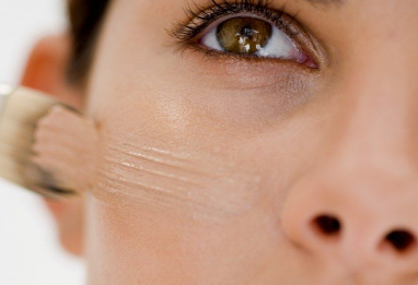 Fond de teint : Comment bien le choisir et l’appliquer ?