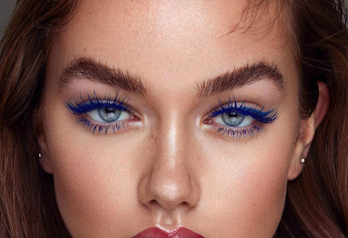 Printemps 2025 : le retour audacieux du mascara bleu et vert pour un regard vibrant
