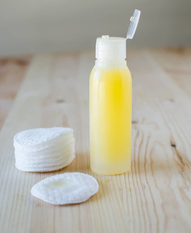 recettes-demaquillant-naturel-eau-tonique-maison