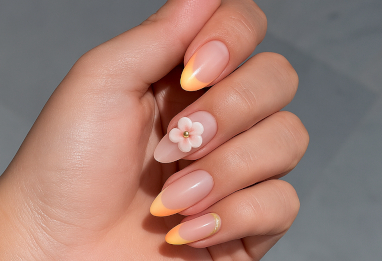 Inès Abdelli illumine sa journée avec le nail art 3D floral dans son salon préféré