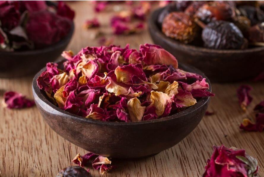 recette-eau-de-rose-beaute-naturelle-rituel-feminin