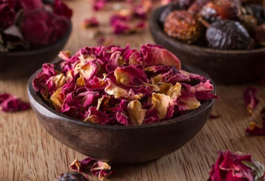 Recette de l’eau de rose maison : le secret beauté naturel des femmes d’Orient