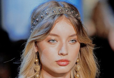 Le headband bijoux de la mariée : l’accessoire tendance pour sublimer votre coiffure