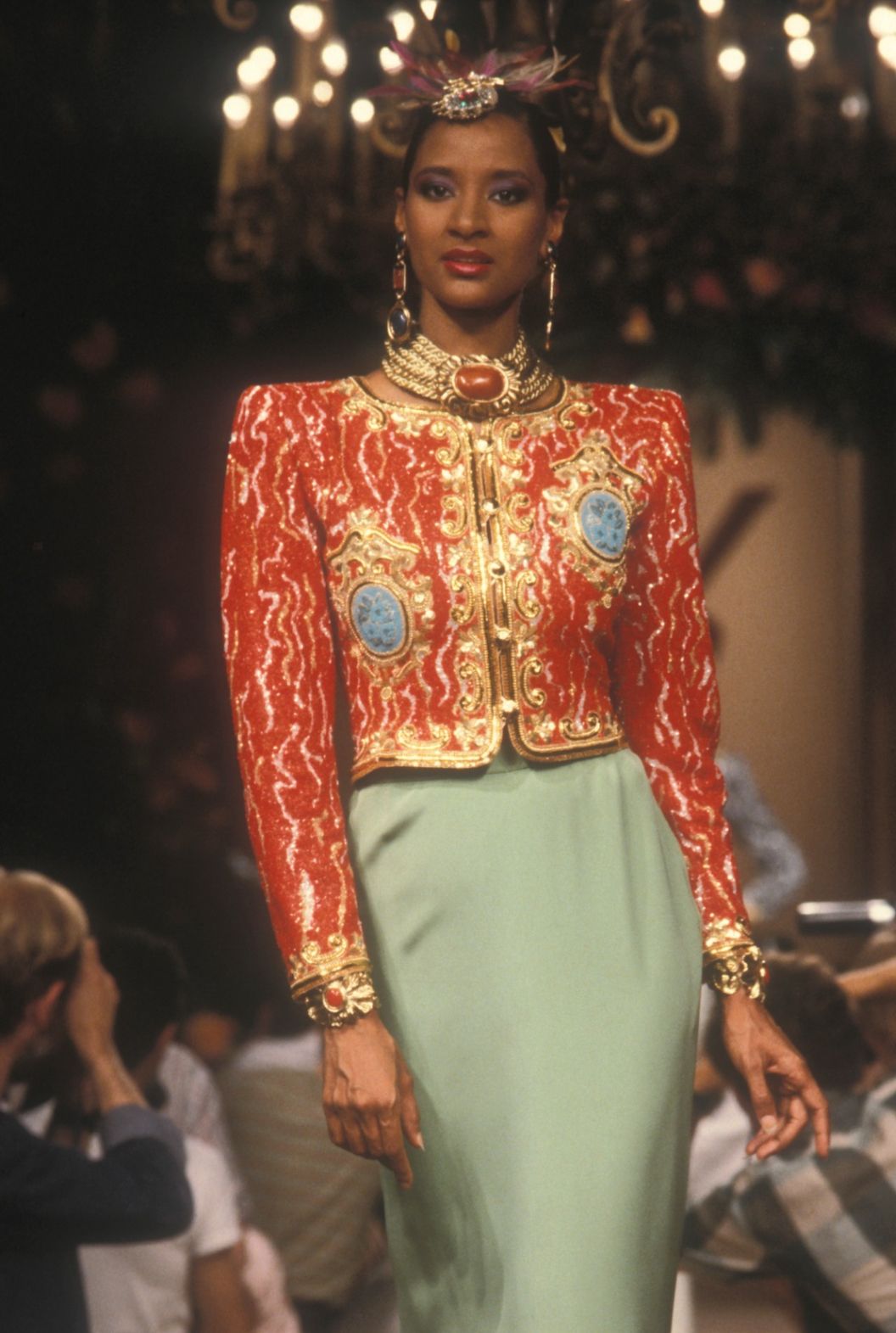 yves-saint-laurent-karakou-velours-broderie-defile-1991