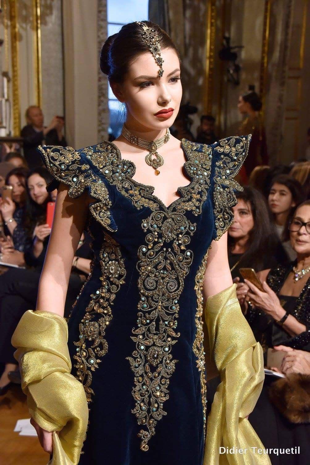 gandoura-constantinoise-costume-traditionnel-algerien-broderie-velours-menouba-rym-menaifi