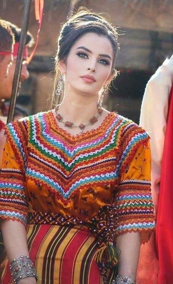 robe-kabyle-traditionnelle-symboles-broderies-couleurs-kabylie