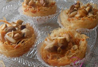 Nids d’Oiseaux à la confiture de lait et aux fruits secs