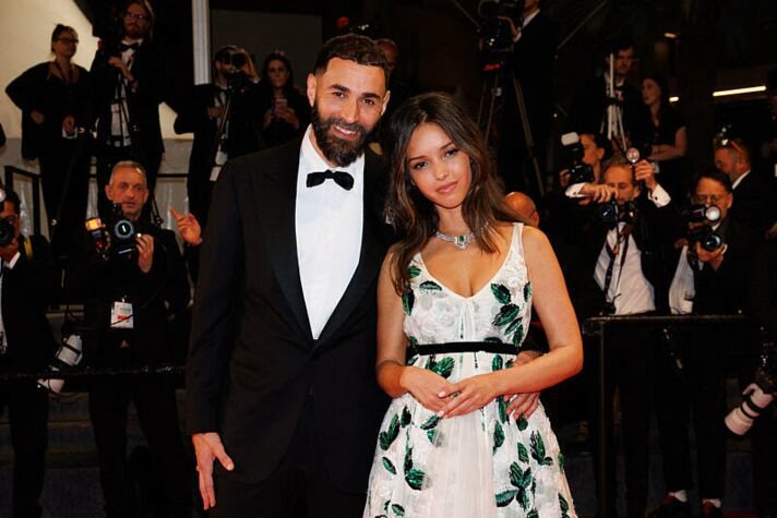 festival-cannes-2025-lyna-khoudri-karim-benzema-main-dans-la-main-sur-le-tapis-rouge