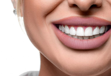 "Je ne peux plus manger sans douleur" : les victimes du Hollywood Smile parlent